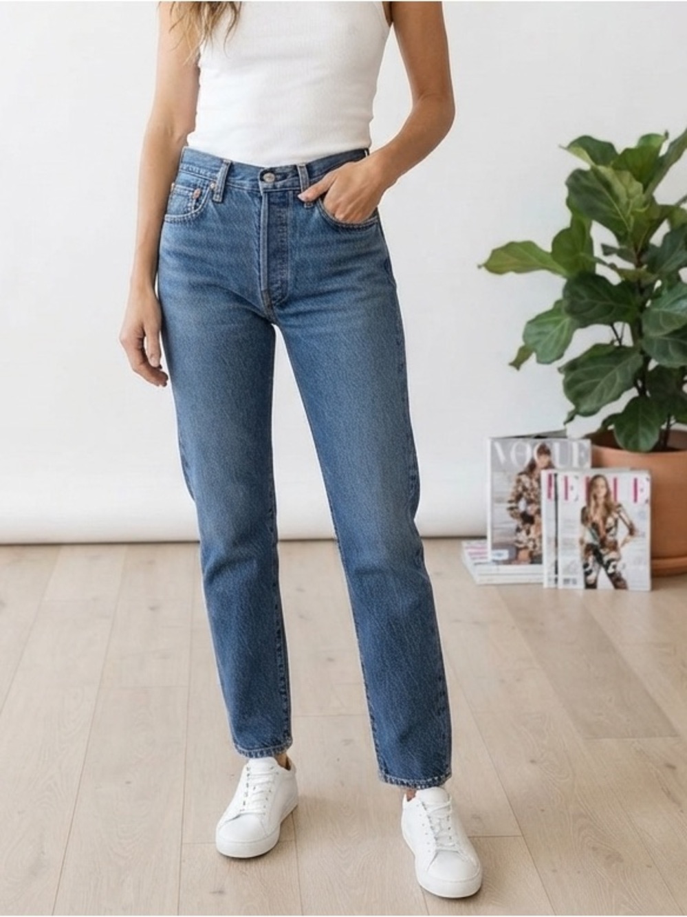 Levi's Classic MId -Rise Straight Leg Jeans - Medium Blue. Size 28